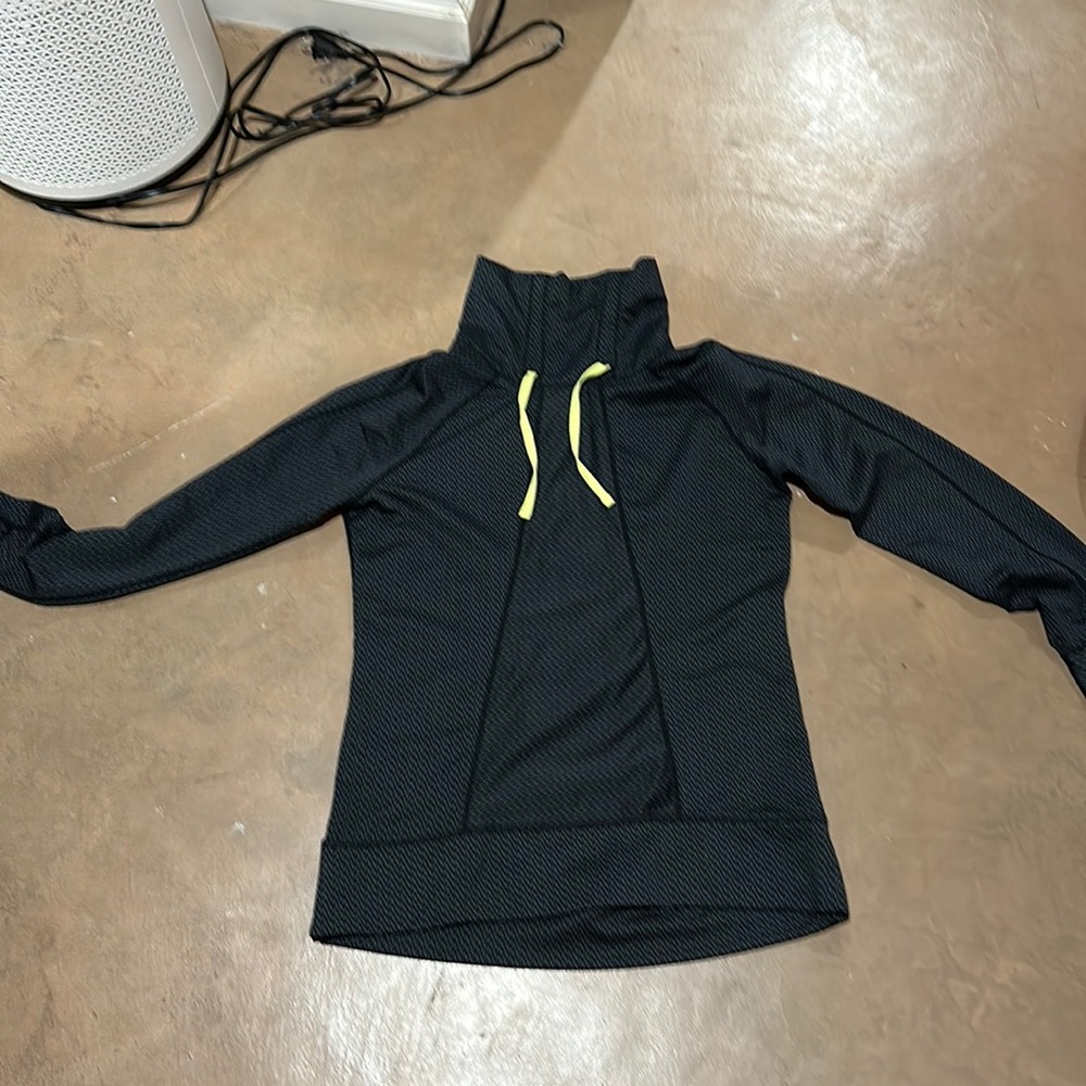 women’s black sweatshirt avalanche scarf neck